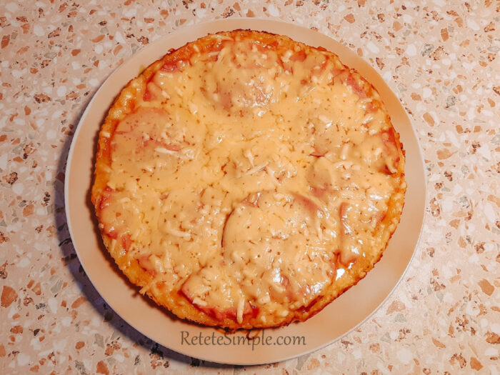 Пицца на сковороде со сметаной и майонезом готовое