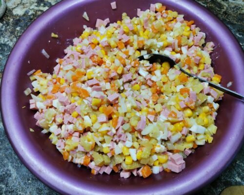 Добавляем кукурузу в салат и перемешиваем