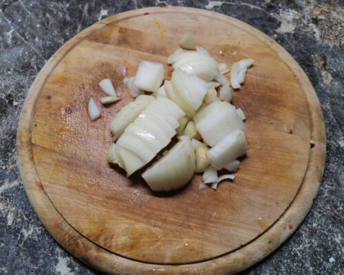 Нарезаем кубиками репчатый лук