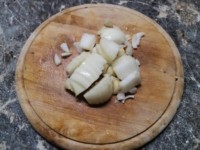 Нарезаем кубиками репчатый лук