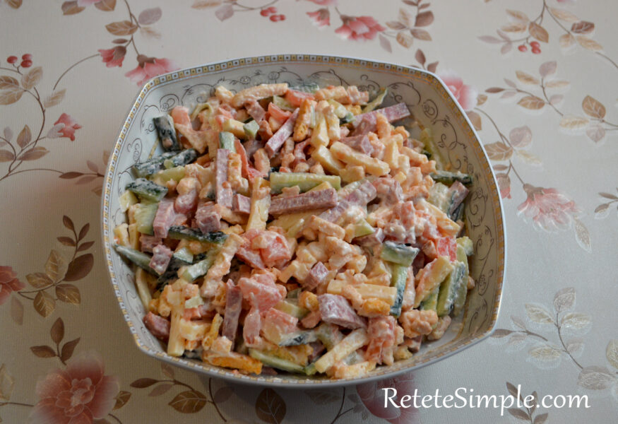 Salade croustillante au fromage et aux cornichons