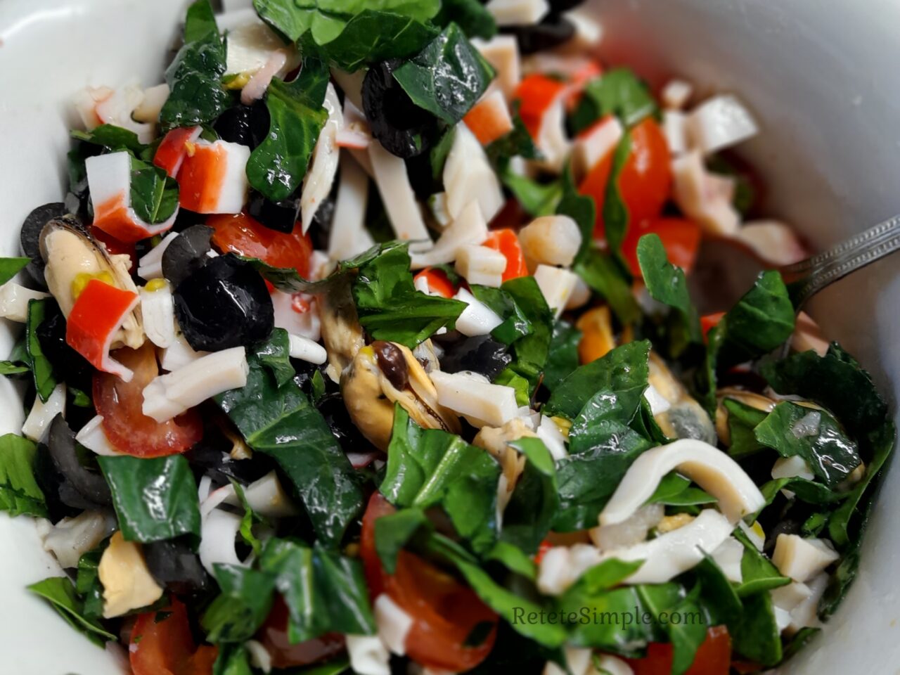 Salata cu fructe de mare, masline si rosii poza