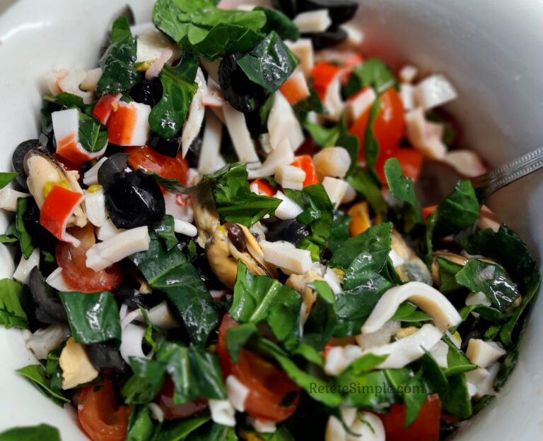 Salata cu fructe de mare, masline si rosii