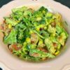 Salata de pui cu legume in sos de avocado poza