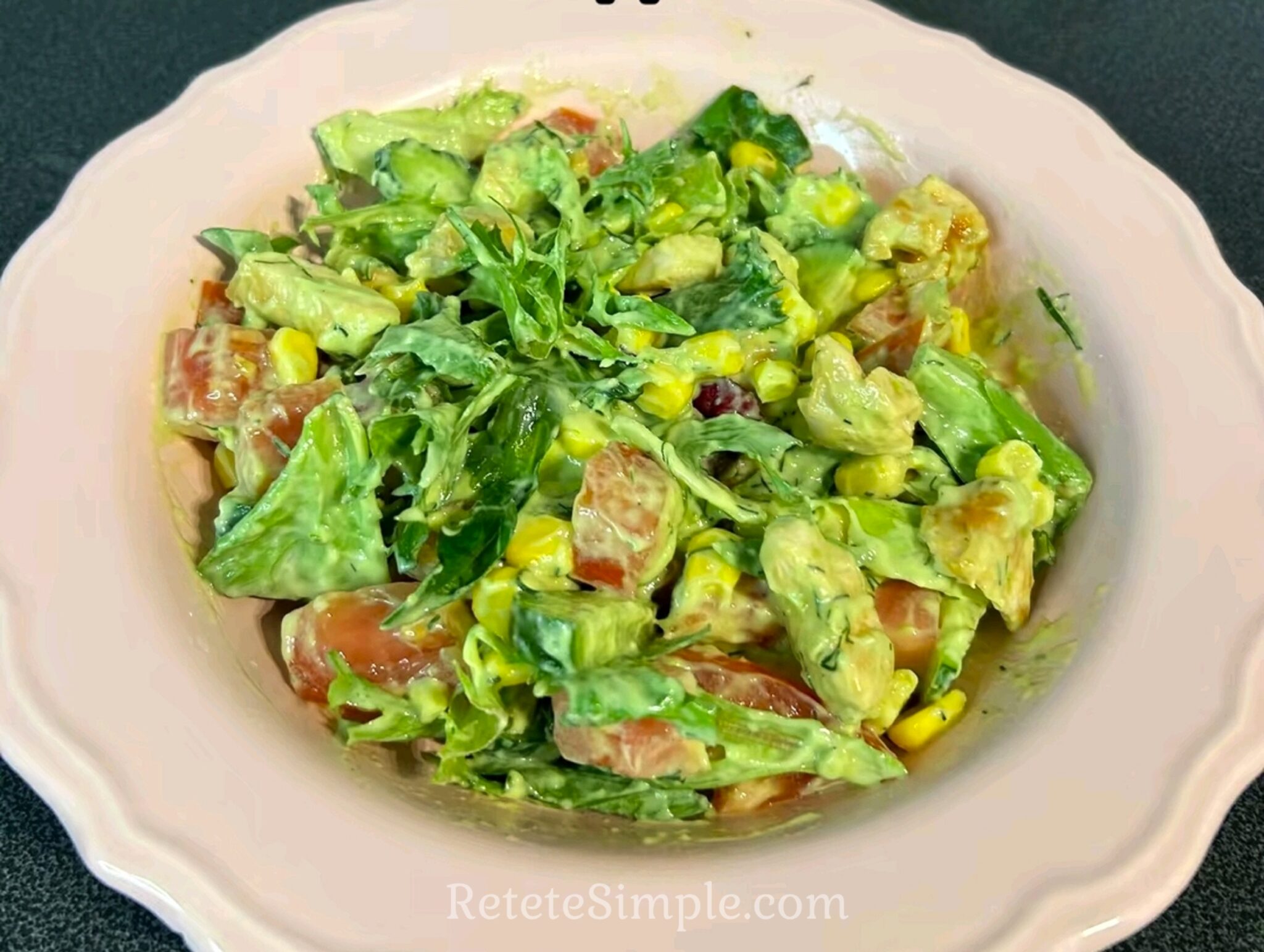 Salata de pui cu legume in sos de avocado poza