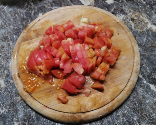 Измельчаем помидоры