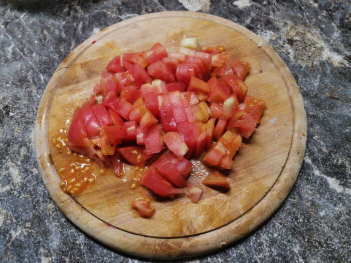 Измельчаем помидоры