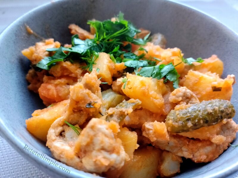 tocanita de porc este gata de servire