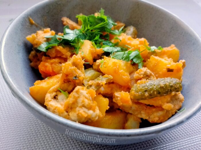 Tocanita de porc cu cartofi si castraveti murati poza