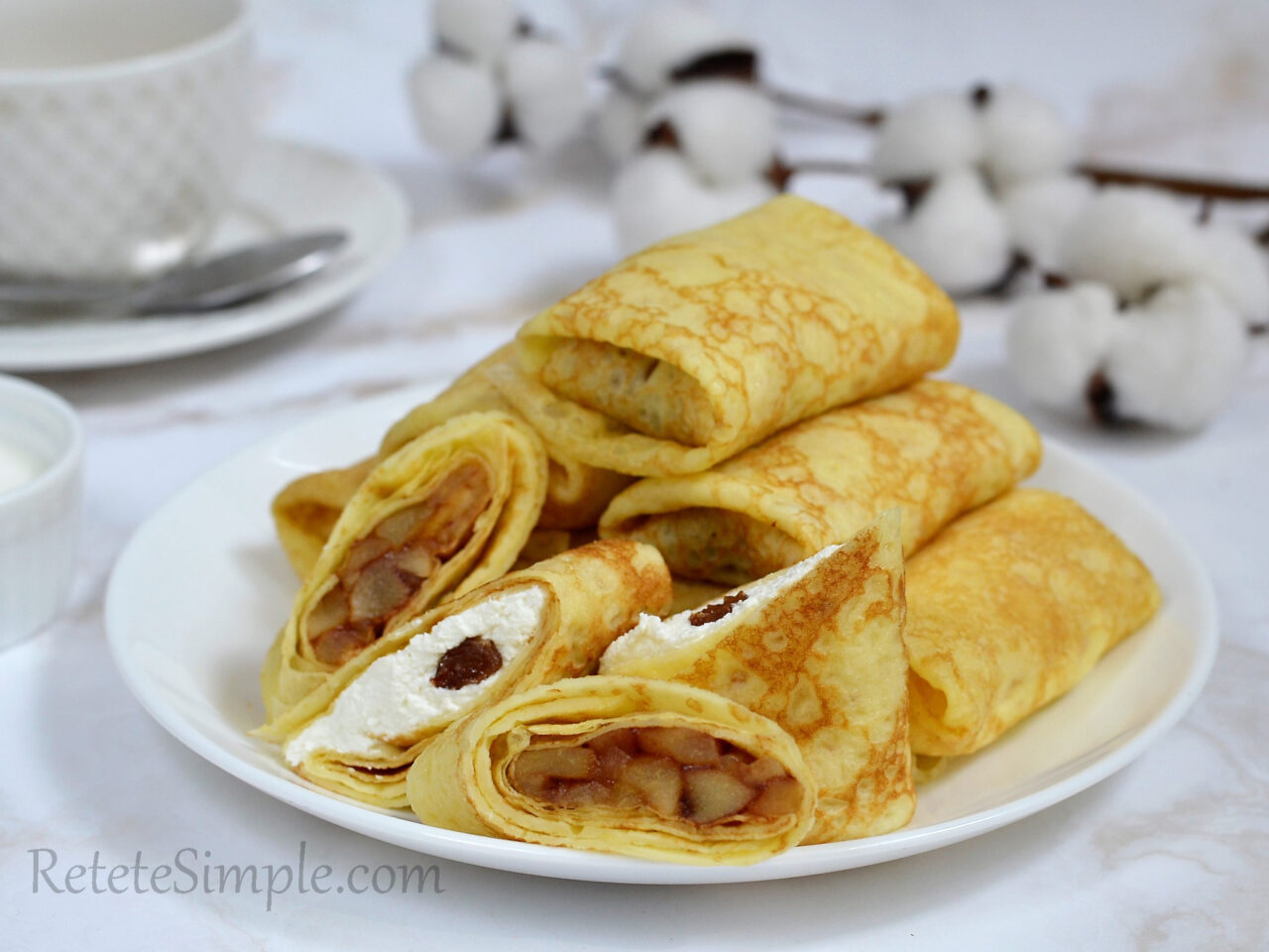 Тонкие блинчики с двумя разными начинками фото