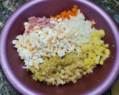 Добавляем нарубленные яйца