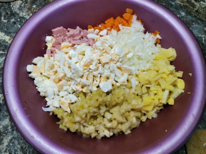 Добавляем нарубленные яйца