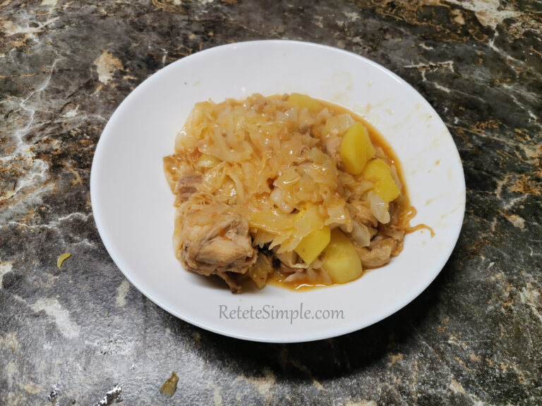 Тушеная курица с капустой и картошкой