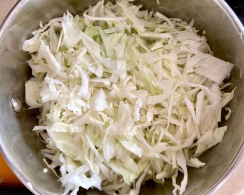Нашинкуйте капусту