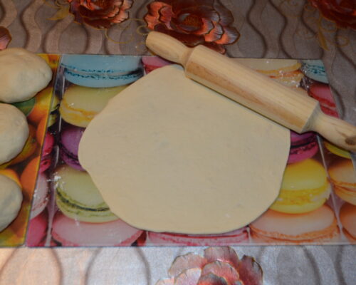 Intindeti biluta de aluat cu un sucitor