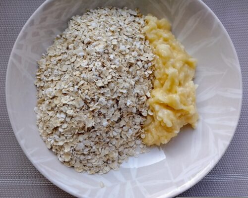 Puneti piureul de banane si fulgii de ovaz