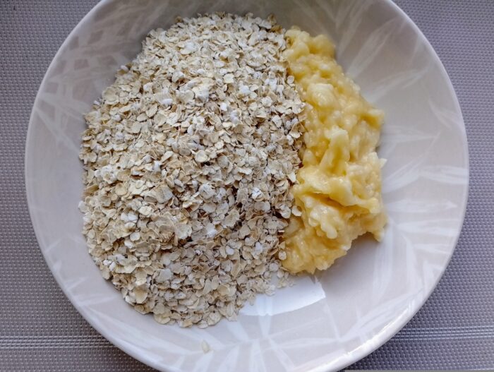 Puneti piureul de banane si fulgii de ovaz