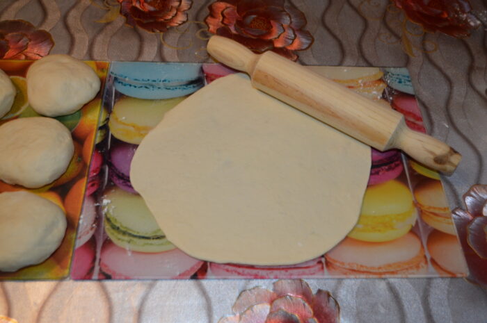 Intindeti biluta de aluat cu un sucitor