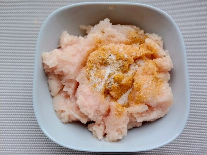 Add salt and seasoning to the minced meat