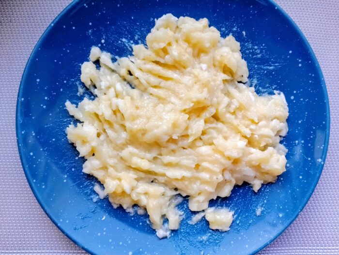 Curatati banana si zdrobiti-o