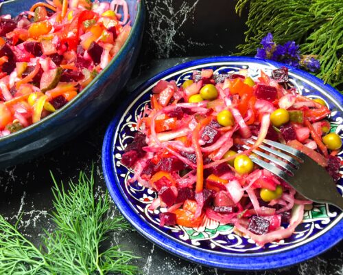 Salata de vinegreta cu castraveti murati si varza murata este gata