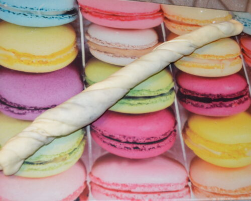 Intindeti aluatul si rasuciti-l in directii opuse