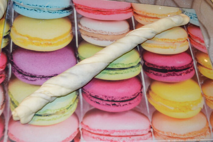 Intindeti aluatul si rasuciti-l in directii opuse