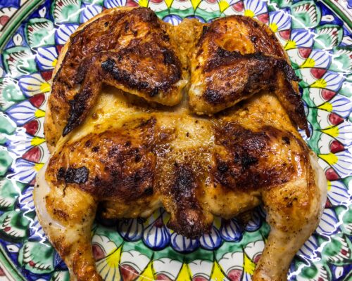 Puiul gata preparat se transfera pe un platou de servit