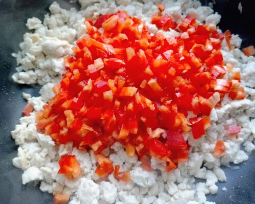 Add the chopped pepper to the minced meat