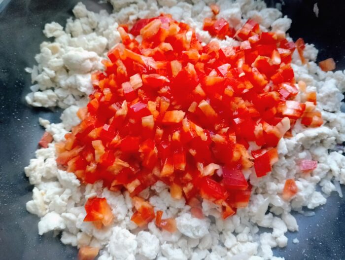 Add the chopped pepper to the minced meat
