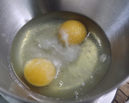 Для начала нужно взбить яйца с солью