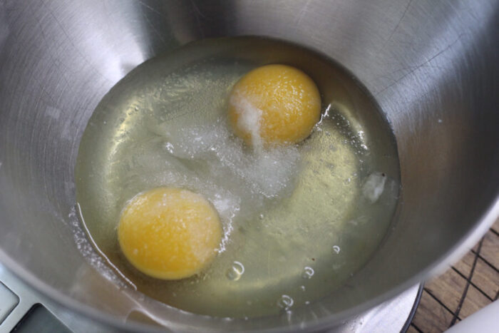 Для начала нужно взбить яйца с солью