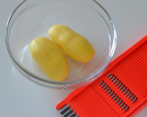 Клубни картофеля очищаем от кожуры