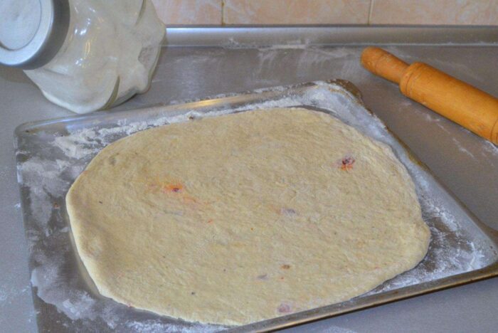 тоненько раскатать тесто