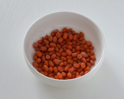 Wash the sea buckthorn berries