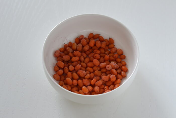 Wash the sea buckthorn berries