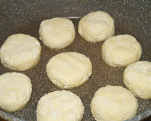 Place the syrniki on a hot pan and fry