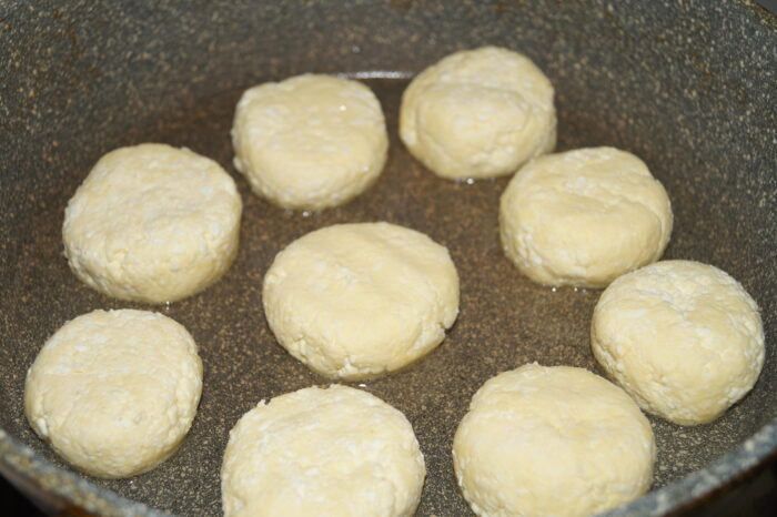 Place the syrniki on a hot pan and fry