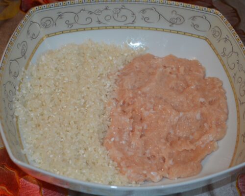 Add the minced meat and washed rice