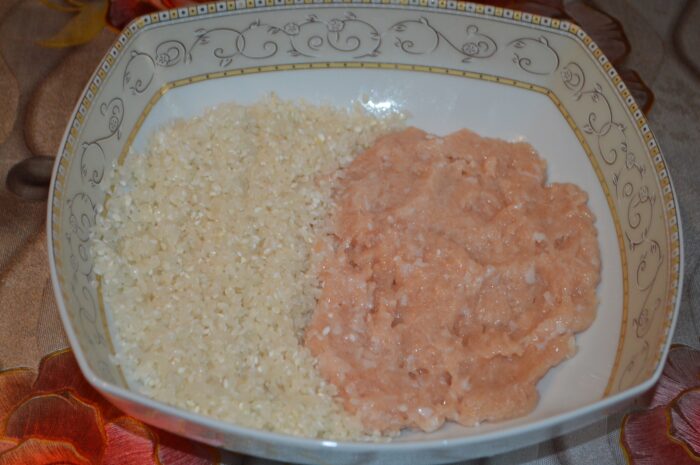 Add the minced meat and washed rice