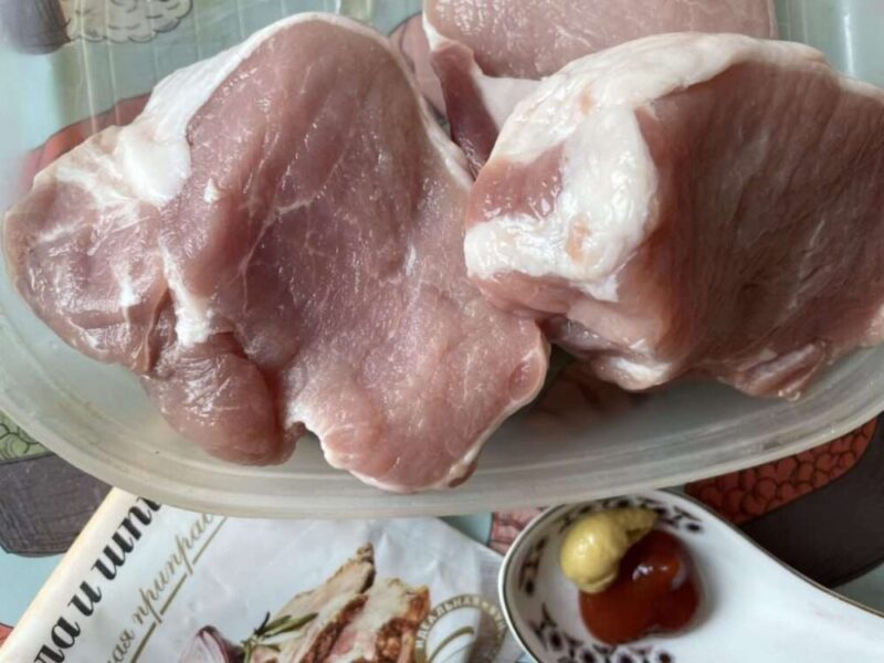 Свиные отбивные с горчицей и томатом