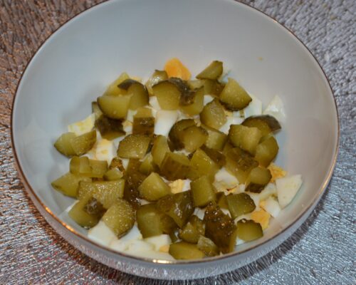 Cut the pickled cucumbers