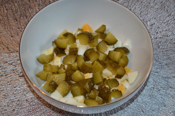 Cut the pickled cucumbers