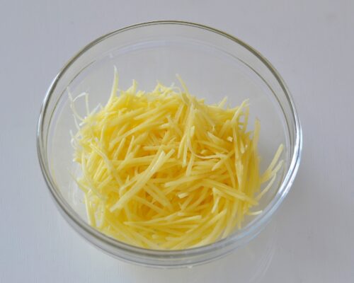 Натираем картофель на тёрке