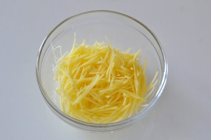 Натираем картофель на тёрке