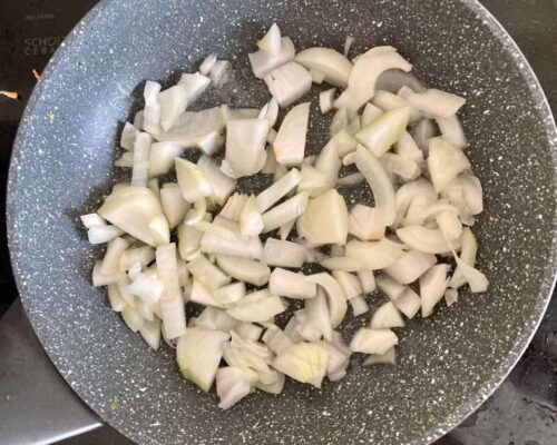 нарежьте луковицу и обжарьте ее на сковороде