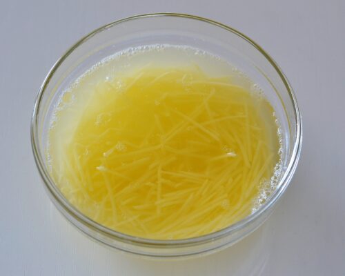 Заливаем тёртый картофель водой