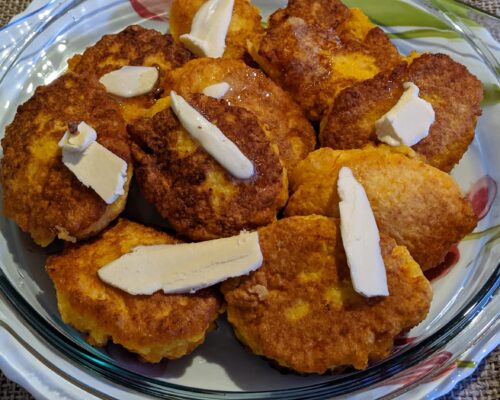 adaugati deasupra felii subtiri de unt