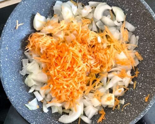 Добавьте к обжаренному луку натертые на терке моркови