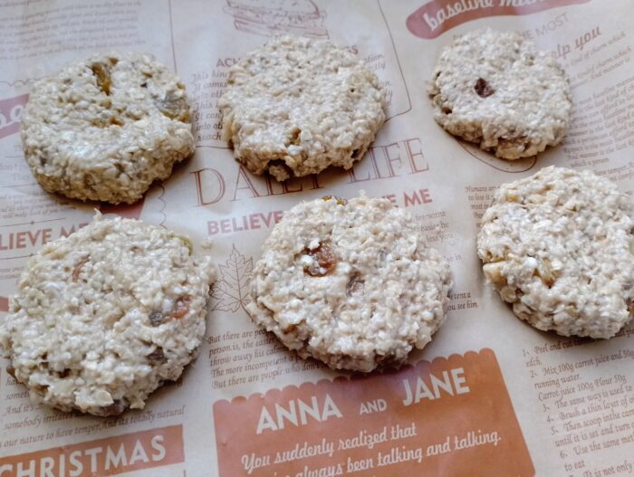 Asezati biscuitii pe o foaie de pergament